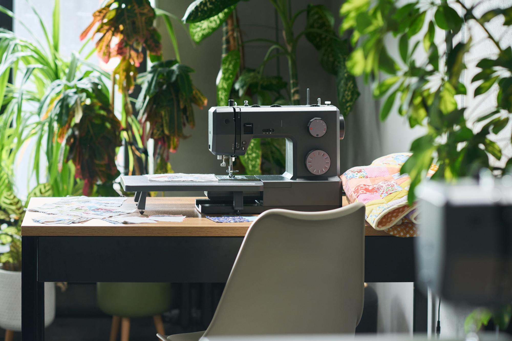 Interno dello studio di ricamo con attrezzi